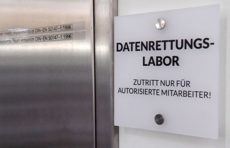 Türschild mit der Aufschrift Datenrettungslabor