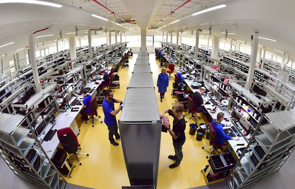 Weitwinkelaufnahme zeigt Reparaturwerkstatt der aetka von oben