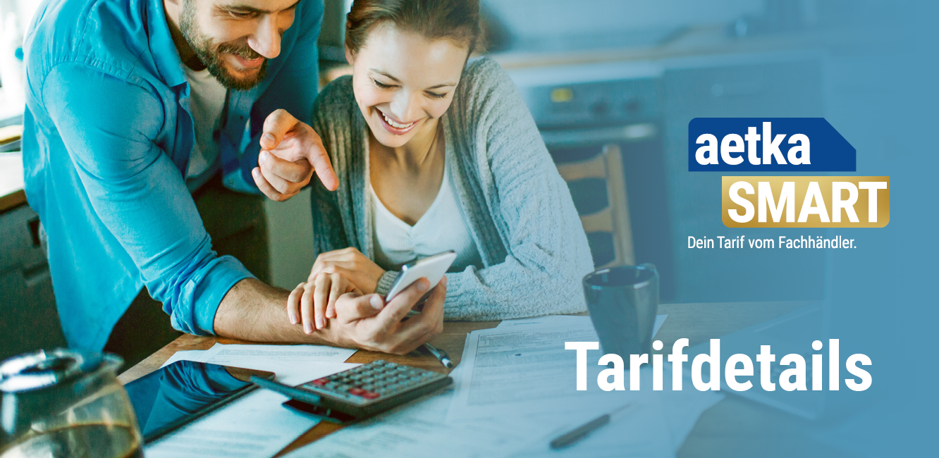 Mann und Frau am Tisch sitzend checken die Tarifdetails von aetkaSMART